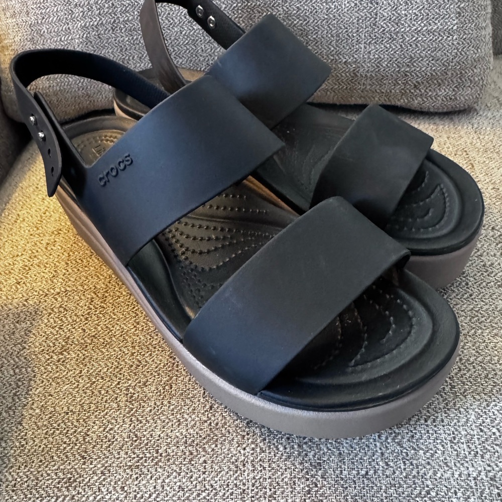 CROCS Women’s Brooklyn Low Wedge Sandals in Black/Mushroom size 10